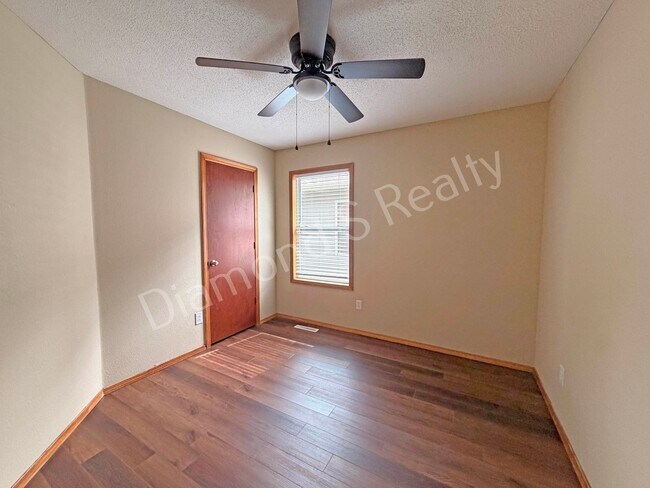 Building Photo - 2 Bed / 1 Bath Duplex in Ozark Available!