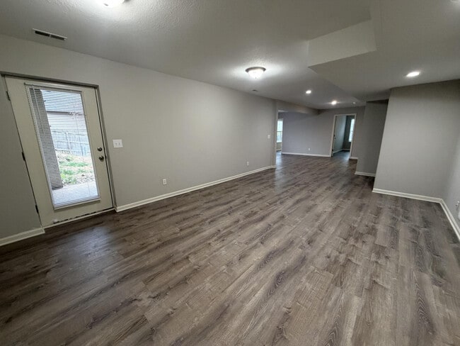 Building Photo - 208 Jackal Dr