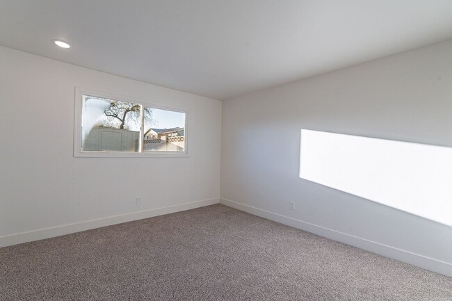 Building Photo - Gated community townhome- fully updated!