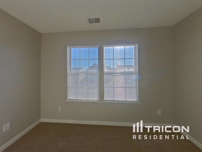 Building Photo - 411 Fox Trot Dr