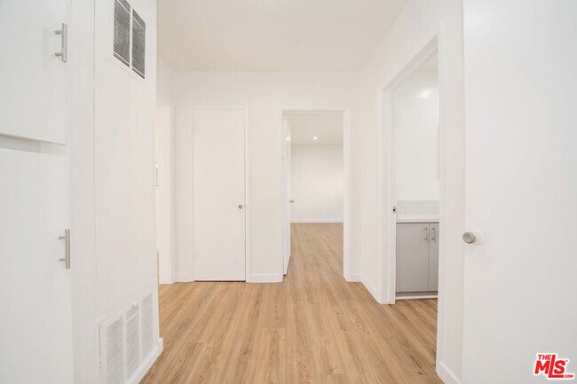 Building Photo - 332 S Wilton Pl