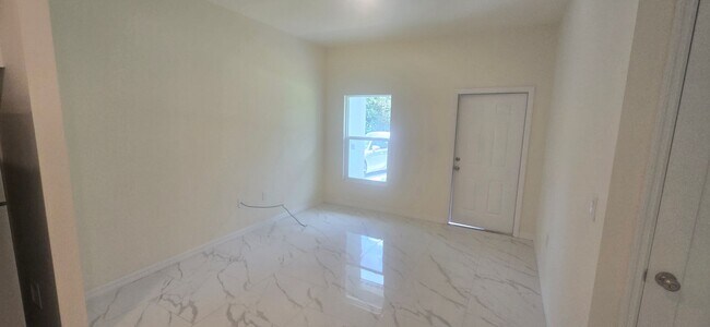 Building Photo - Great Location  2/1 Single Family Home