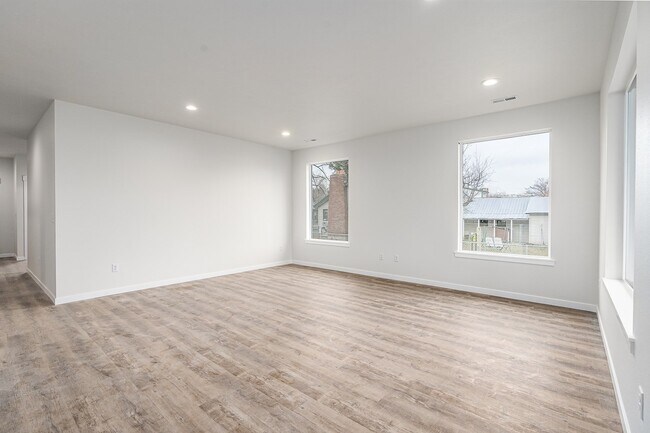 Building Photo - 3008 N Marguerite Rd