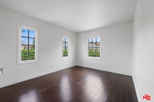 Building Photo - 366 S Crescent Heights Blvd