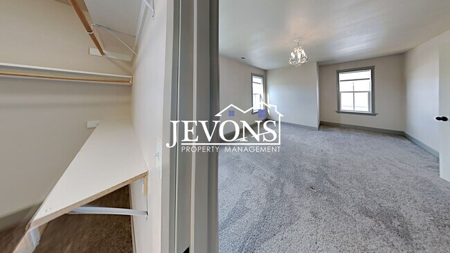 Building Photo - Spacious 4-bedroom home with fully equippe...