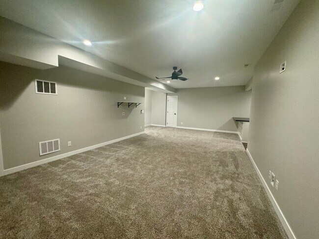Building Photo - 5 bedroom 3 bath in SW Lincoln