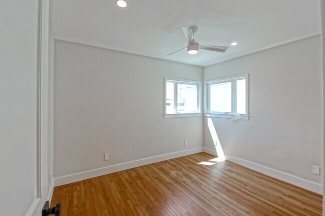 Building Photo - Completely Remodeled, Bright & Airy 3BR2BA...