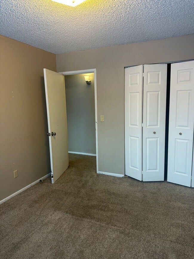 Building Photo - 4943-4945 Vance Dr - SL70/30