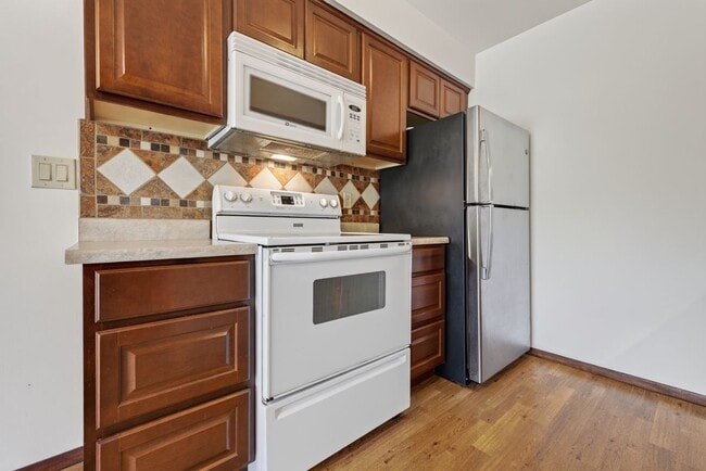 Building Photo - 26070 N Lake Dr
