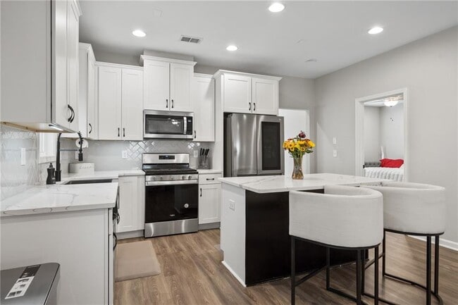 Building Photo - 2047 Drew Dr