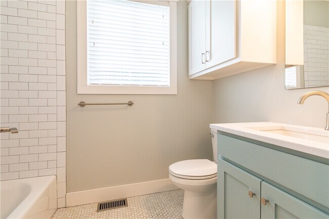 Building Photo - 302 S College Ave