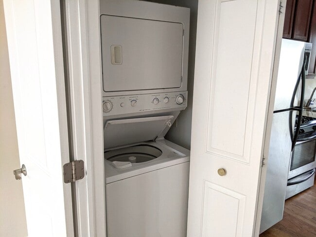 Building Photo - 908 Reba Pl
