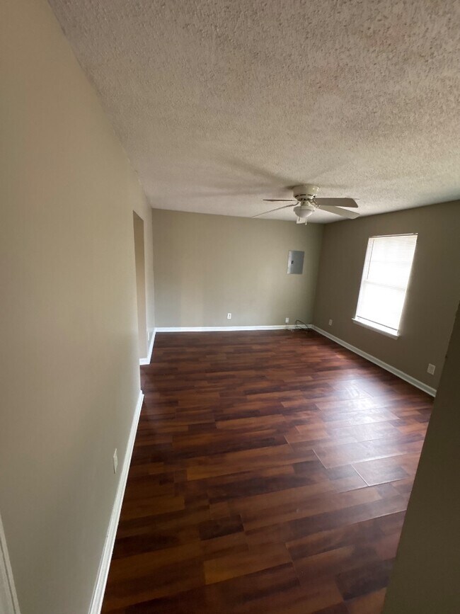 Building Photo - 352 Morton Ave