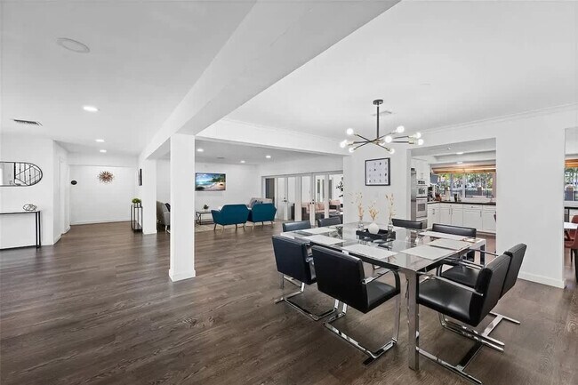 Building Photo - 413 Holiday Dr