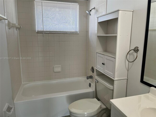 Building Photo - 9365 Fontainebleau Blvd