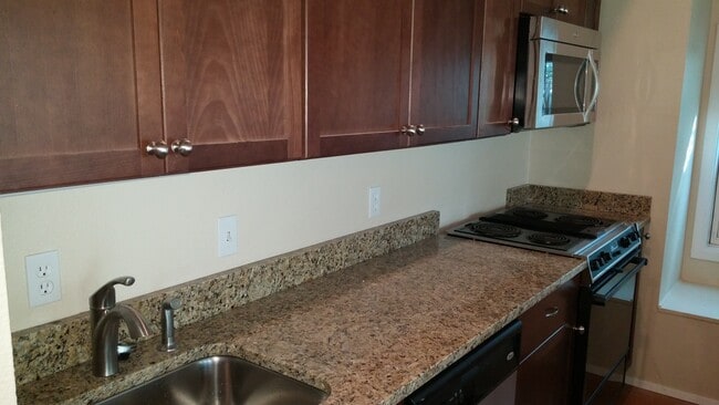 Building Photo - 4 Touchstone