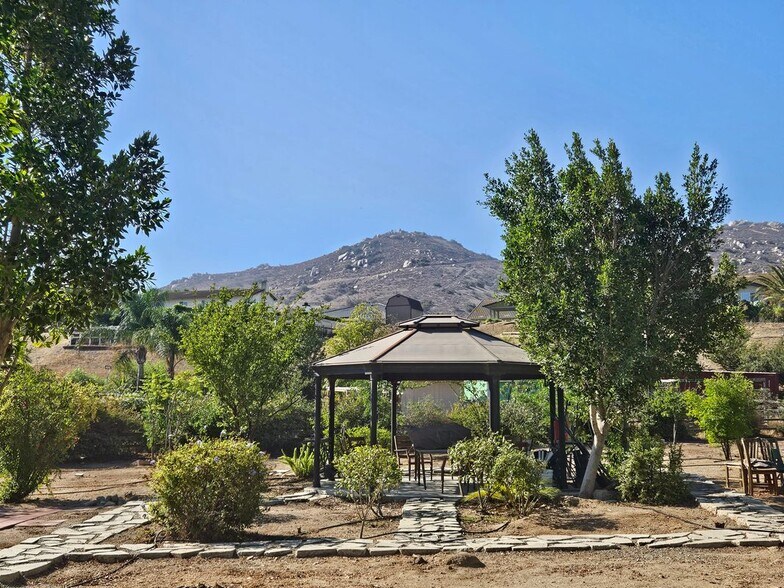 Building Photo - 410 Caliente Dr