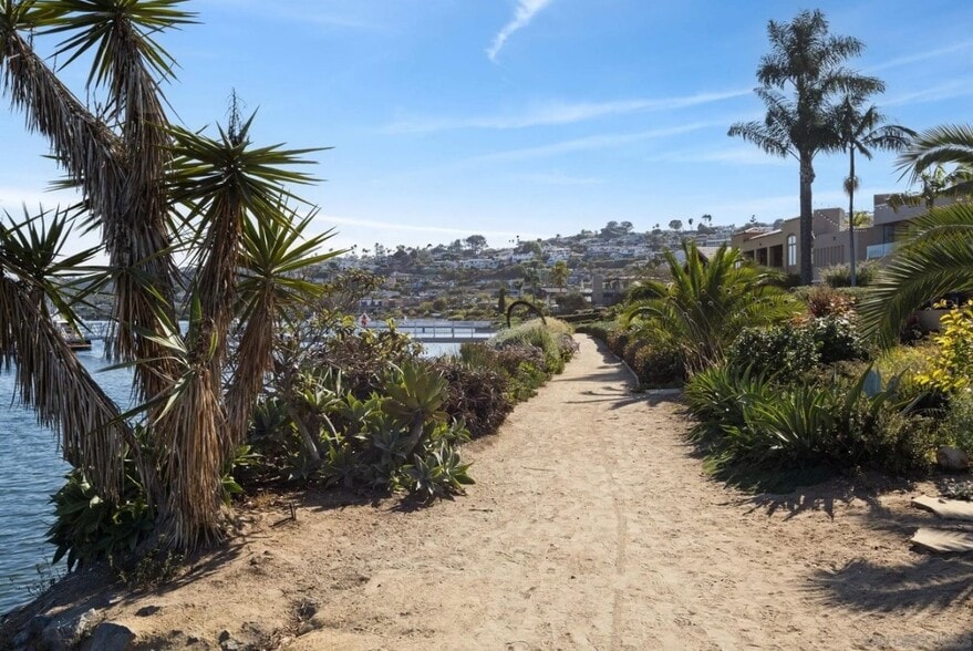 Building Photo - 1021 Scott St