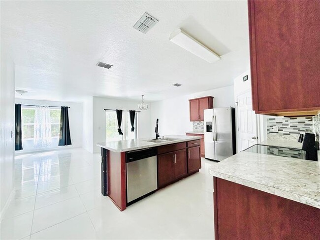 Building Photo - 518 SW Natalie Terrace