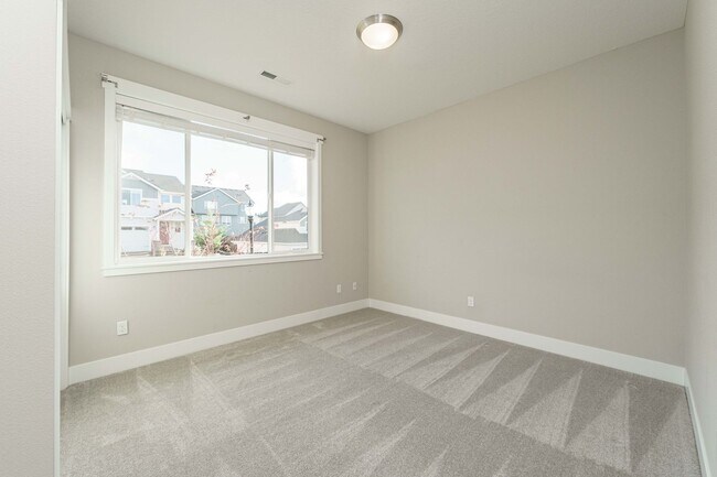 Building Photo - Charming 3-Bedroom, with Office and 2 Bath...