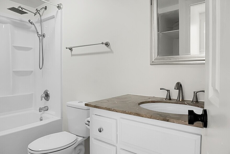Full bathroom - 2735 Exchange Landing Rd