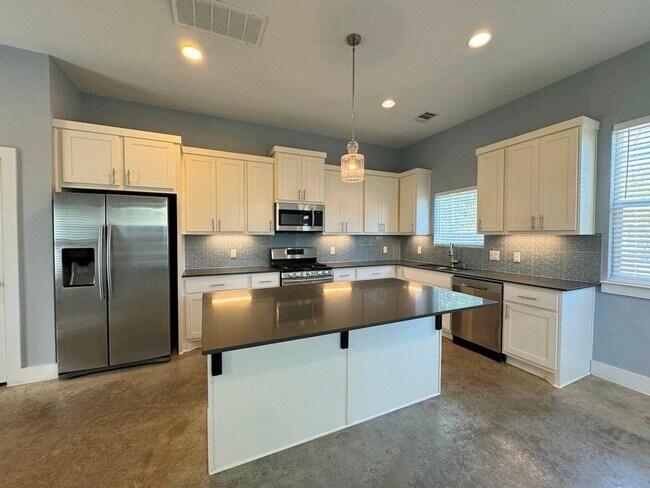 Building Photo - 6201 Felix Ave