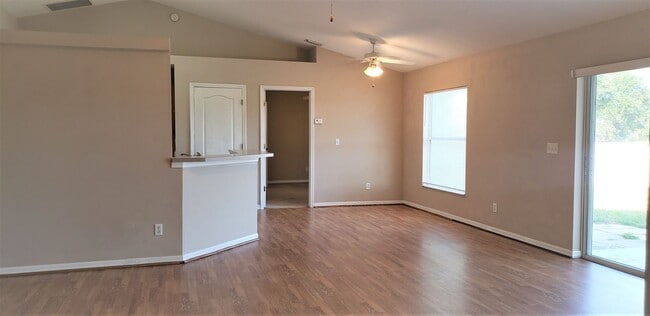 Building Photo - ~ 3/2 ~ Louisa Pointe ~ Crenshaw Circle ~ ...