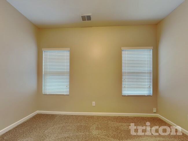 Building Photo - 452 Shady Glen