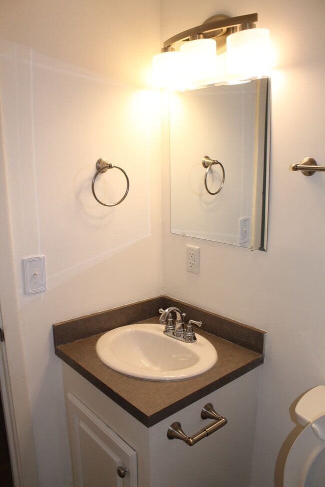 Building Photo - 2 Bedroom 1 Bath Apartment in Shandon (Dup...