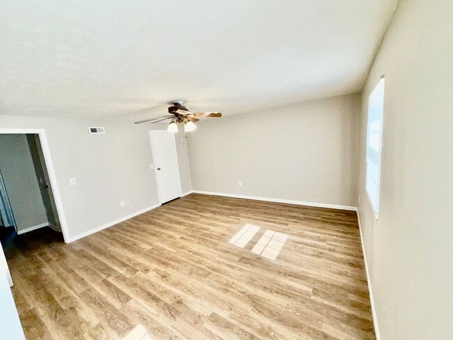Building Photo - 2 bed 1 1/2 bath condo