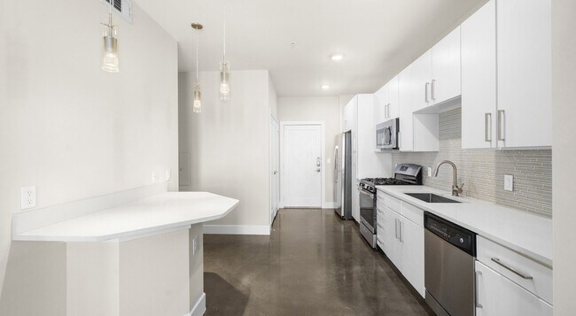 Building Photo - 1825 N San Jacinto St