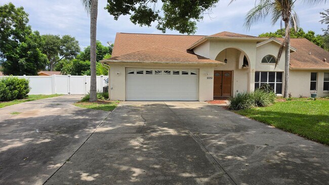 Building Photo - 3 Bed, 3 Bath, 2 Car garage.