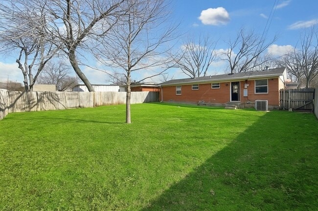 Building Photo - 1729 Longview St