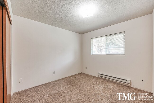 Building Photo - Classically Cute 2 Bed 1 Bath Duplex in Washougal