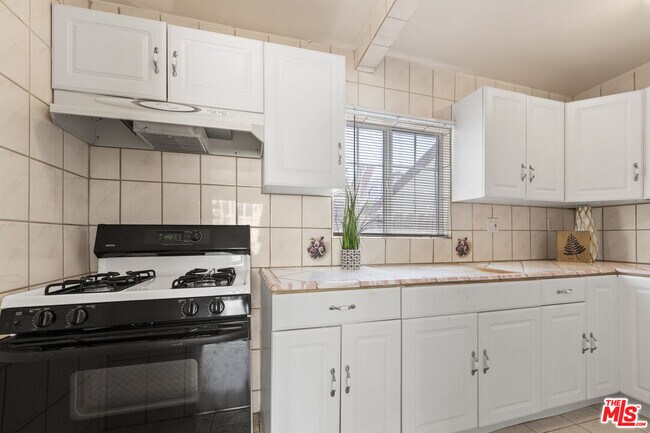 Building Photo - 1114 S La Peer Dr