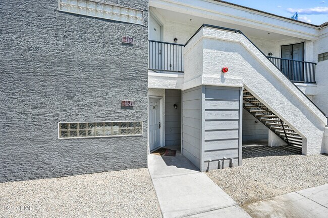Primary Photo - 3065 N 67th Ave