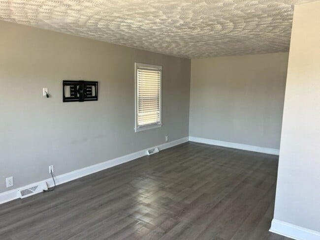Building Photo - Renovated 3 Bedroom Near Casino & Naval Ho...