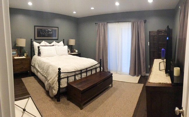 Building Photo - Evolve Real Estate: Fully Remodeled Gorgeous Bungalow in West Wash Park. 2 Bedrooms August 1!