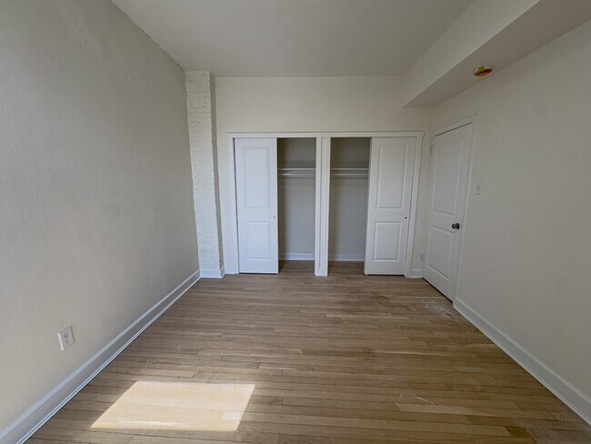 Building Photo - 1936 Green St