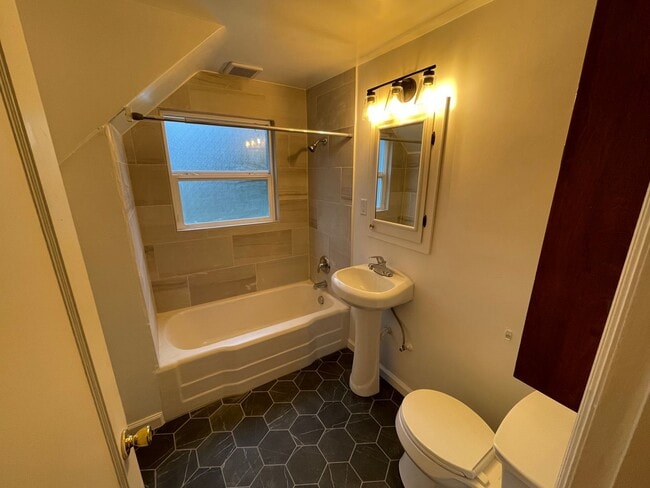 Building Photo - 3 Bedroom - 1 Bath Single Family  Home- AV...