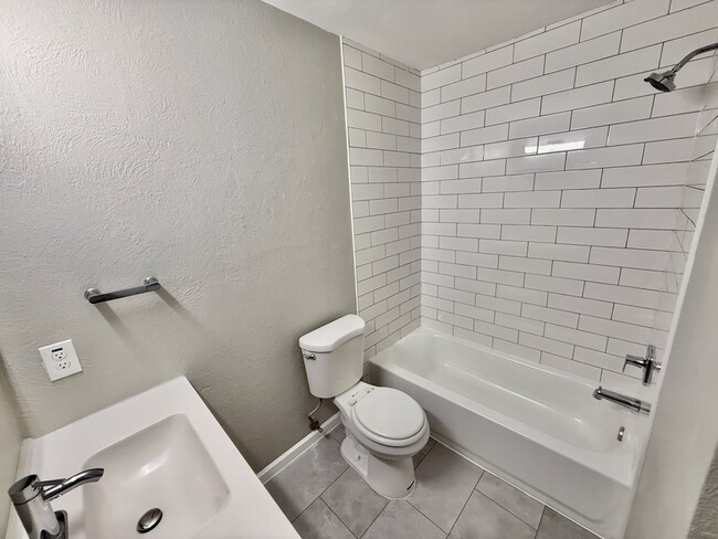 Building Photo - 830 White Oak Dr