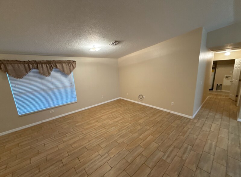 Building Photo - 105 Melody Ln