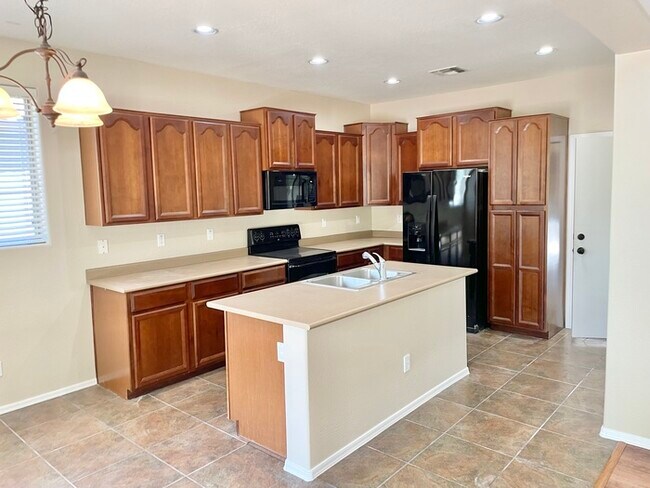 Building Photo - Fabulous 4-Bedroom Home For Rent in Goodyear!!