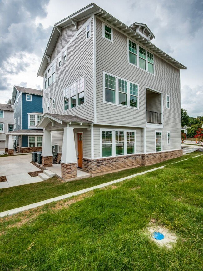 Building Photo - Welcome to a beautiful Craftsman-style end...