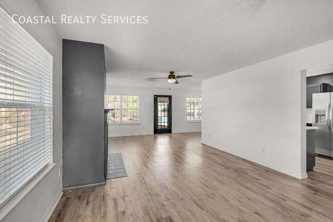 Building Photo - 9756 Seafarers Way-