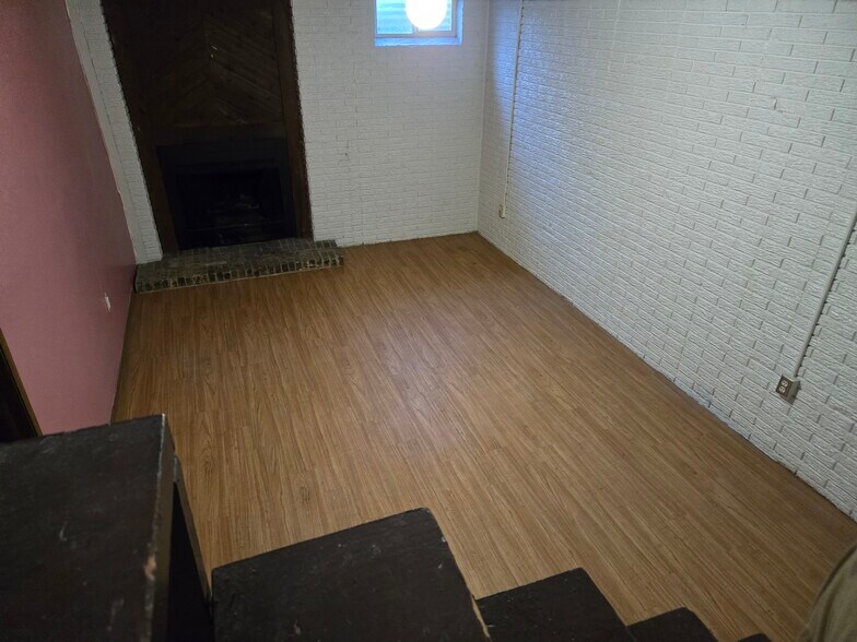 Basement finished room - 5645 Chatford Dr