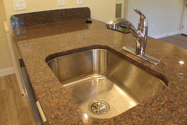 Building Photo - Newer 2 bed / 2 bath Bison Cove Condo