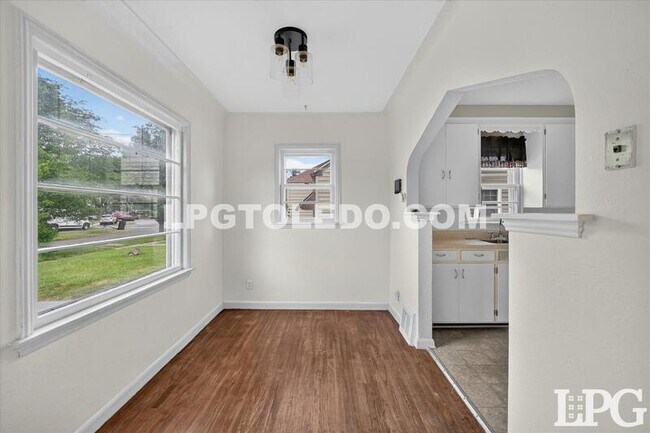Building Photo - 3540 Bellevue Rd