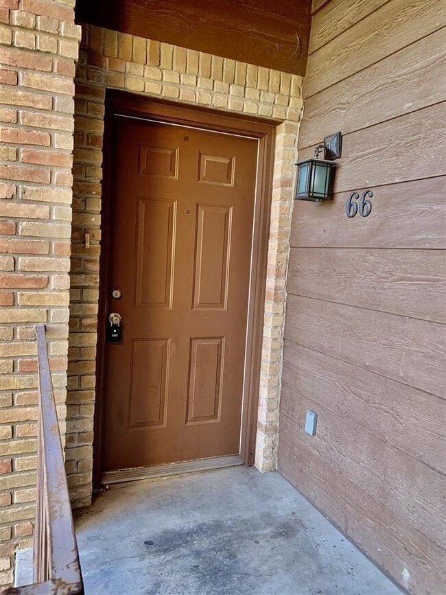 Building Photo - 205 Martingale