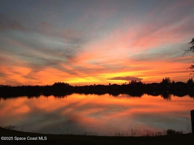 Building Photo - 935 Southlakes Way SW